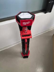 Milwaukee dual power portable tower light