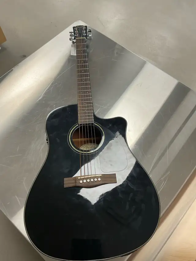 FENDER CD60CE ACOUSTIC GUITAR W/HARD CASE