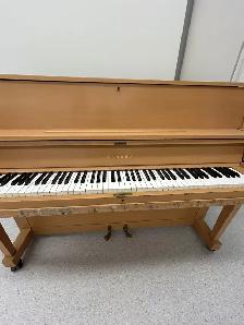 Yamaha Piano - Photo 2