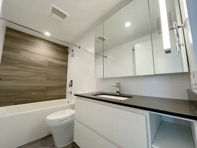 One Month Free! 1 Bedroom Condo Unit in the heart of Surrey