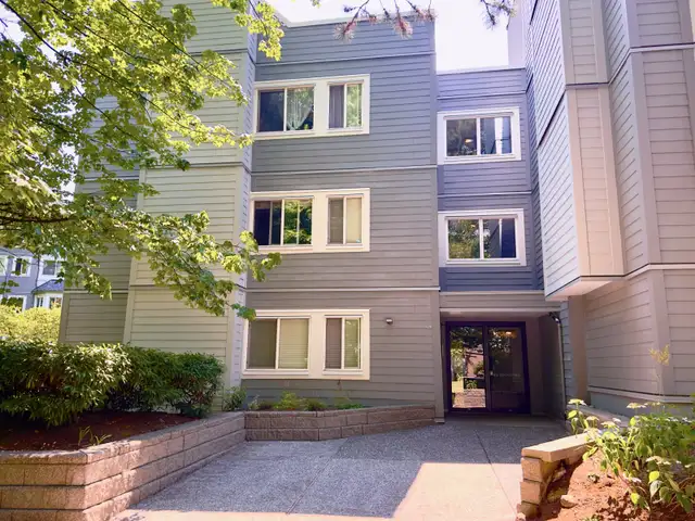 915 sq ft Condo near Lougheed Skytrain $475,000