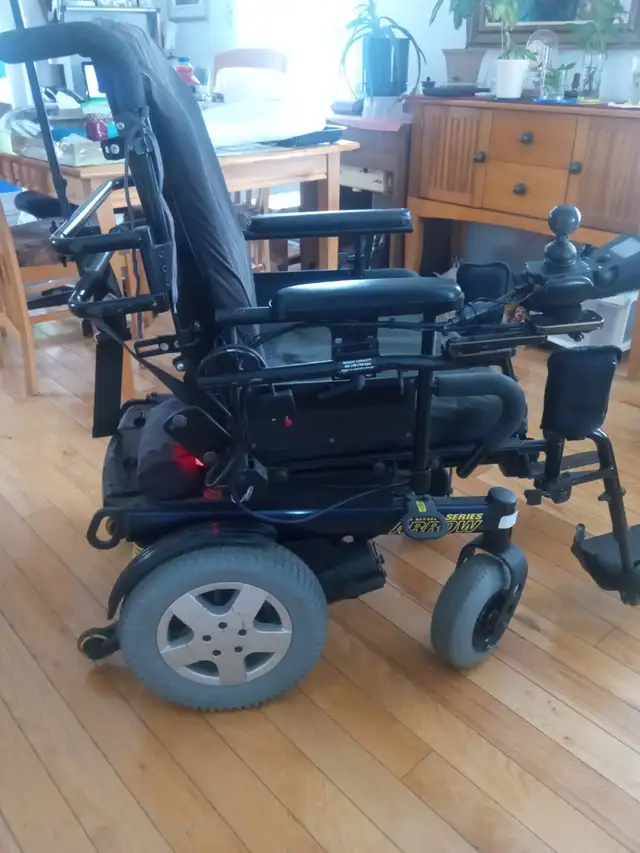 Fauteuil roulant électrique à donner