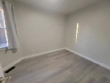 Near UofT,  3 updated bedrooms unit available starting Sept 1 - Photo 3