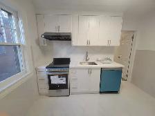 Near UofT,  3 updated bedrooms unit available starting Sept 1 - Photo 5