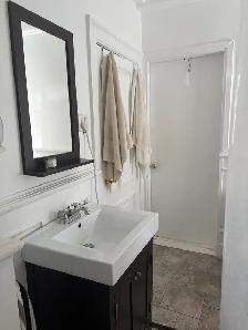 Très beau et très grand 3 1/2, WIFI semi-meublé, Libre - Photo 5