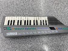 Yamaha SHS-10 Shoulder Keyboard - Photo 2