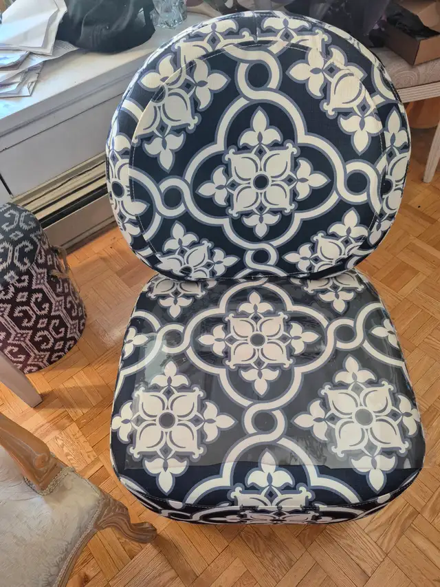 2 blue chairs chomedey laval 5 mins from montreal