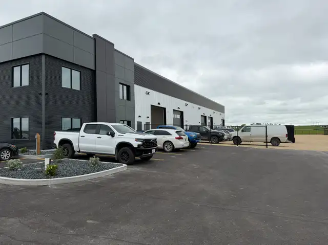Flex office/industrial space for lease in the RM of Springfield