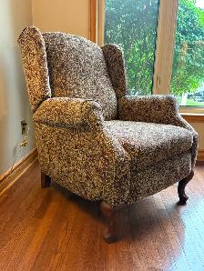 Beautiful Recliner Chair - Photo 2