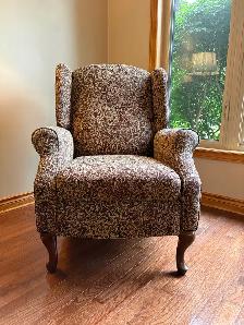 Beautiful Recliner Chair - Photo 9