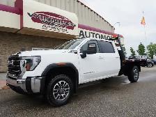 2024 GMC Sierra 3500HD 4WD Crew Cab | FLAT DECK | LOW KMS!! - Photo 3