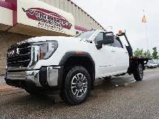 2024 GMC Sierra 3500HD 4WD Crew Cab | FLAT DECK | LOW KMS!! - Photo 4