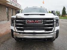 2024 GMC Sierra 3500HD 4WD Crew Cab | FLAT DECK | LOW KMS!! - Photo 5