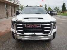 2024 GMC Sierra 3500HD 4WD Crew Cab | FLAT DECK | LOW KMS!! - Photo 6