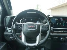 2024 GMC Sierra 3500HD 4WD Crew Cab | FLAT DECK | LOW KMS!! - Photo 17