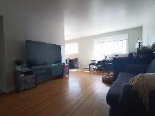 Beautiful Renovated 2-Bedroom Apartment - Photo 2
