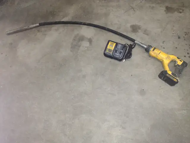 Vibreur pour ciment DEWALT avec 1  Batterie 1 chargeur