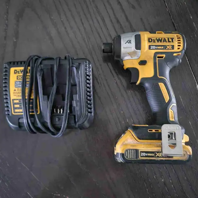 dewalt 20v impact with 1 battery and charger
