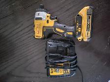 dewalt 20v impact with 1 battery and charger - Photo 2