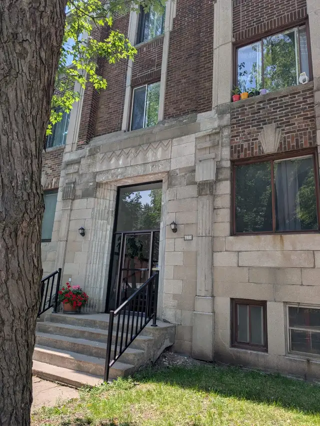 Immediately Available Beautiful 3 1/2 near Côte-des-Neiges metro