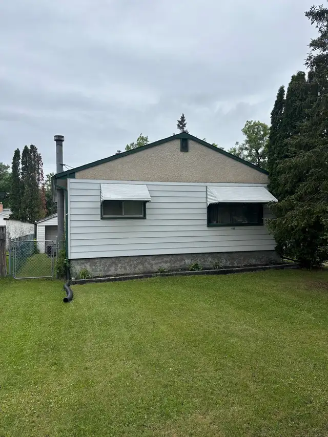 FAMILY HOME FOR SALE W/ 3 BEDROOMS & A FINISHED BASEMENT