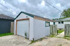 3 BEDROOM/2 BATHROOM BUNGALOW WITH A FULL BASEMENT AND GARAGE - Photo 10