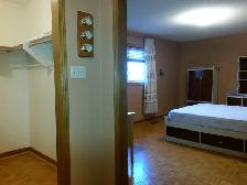 Mississauga Master Bedroom Private Bath Eglinton ErinMills Pkwy - Photo 3