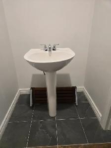 Pedestal Sink - Photo 2
