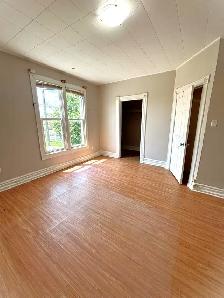 322 Campbell St- Inclusive South Sarnia Upper 2 bedroom unit - Photo 3