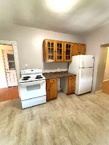 322 Campbell St- Inclusive South Sarnia Upper 2 bedroom unit - Photo 4
