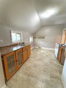322 Campbell St- Inclusive South Sarnia Upper 2 bedroom unit - Photo 5
