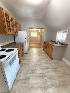 322 Campbell St- Inclusive South Sarnia Upper 2 bedroom unit - Photo 6