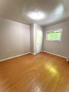322 Campbell St- Inclusive South Sarnia Upper 2 bedroom unit - Photo 8
