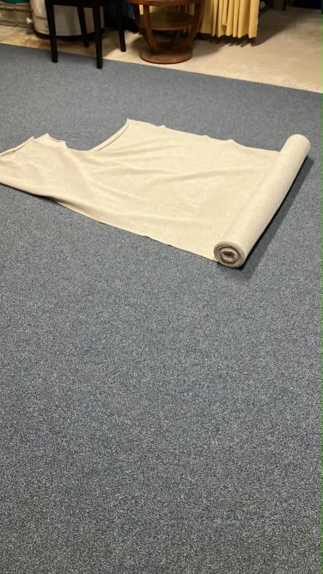 Grand rouleau de tissu beige. Idéal pour projet artistique, reco