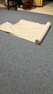 Grand rouleau de tissu beige. Idéal pour projet artistique, reco