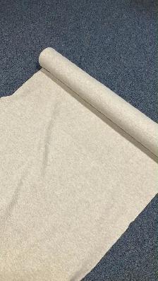 Grand rouleau de tissu beige. Idéal pour projet artistique, reco - Photo 2