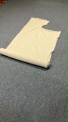 Grand rouleau de tissu beige. Idéal pour projet artistique, reco - Photo 4