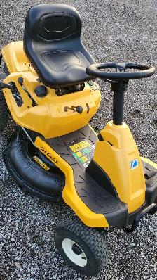 Cub cadet 30 inch Lawn Tractor - Photo 3