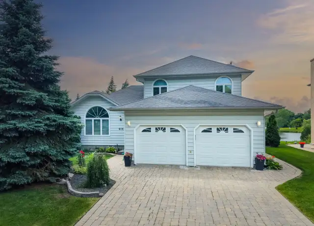 Beautifully maintained 1910sqft lakefront 2-storey home!