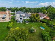 Beautifully maintained 1910sqft lakefront 2-storey home! - Photo 2