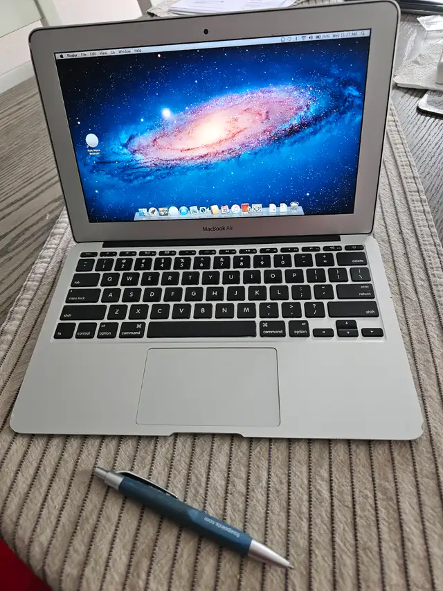 MacBook Air 11'  refurbished