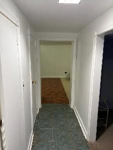 One Bedroom Basement Apartment for Rent - Photo 2