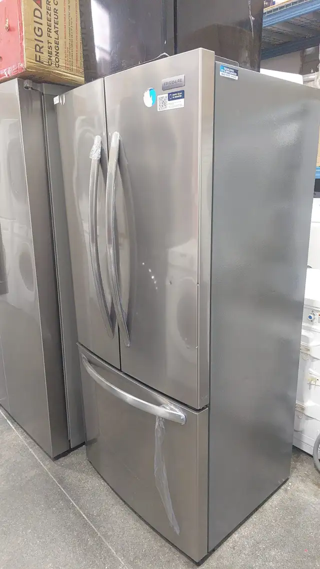 Fridge - 31.5' Frigidaire 17.6 cu ft Counter Depth - FRFG1723AV