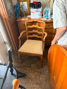 Dining Room Table with extensions and six chairs - Photo 5