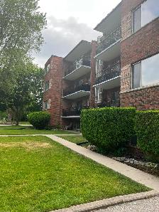 2 Bedroom Apartment Close Lake & Downtown Burlington, August 1 - Photo 4