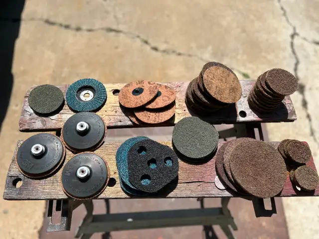 A SELECTION OF ABRASIVE VELCR0 DISCSAS PICTURED -