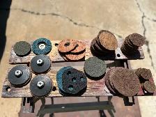 A SELECTION OF ABRASIVE VELCR0 DISCSAS PICTURED -