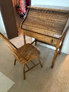 small oak roll top desk 24 x 34 chair included - Photo 2