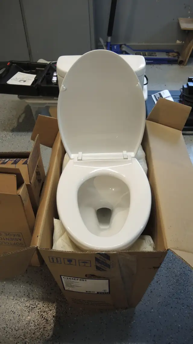 New TOTO Entrada Toilet, Cotton plus SoftClose Elongated Seat