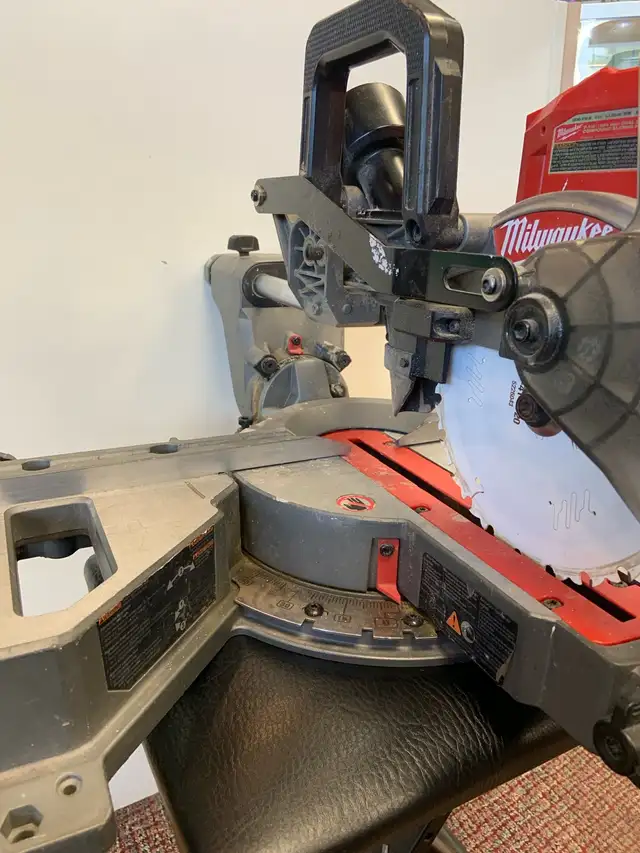 Milwaukee 7 1/4" Miter Saw (No Bag)